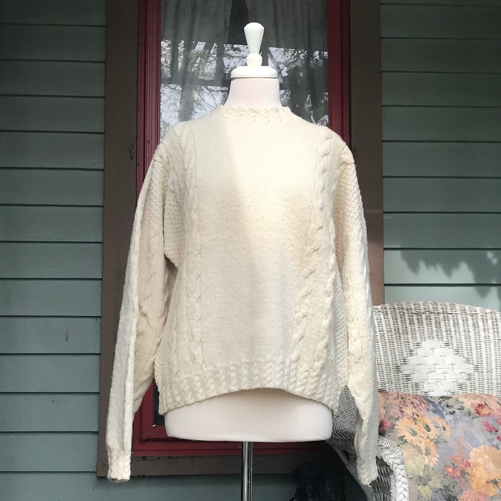 Beautiful 100% Wool Wilson International Company Sweater In Size Large.